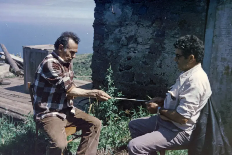 Curando empacho o padrejón.